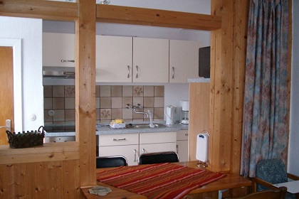 Bild - Ferienwohnung 3: Wohnraum mit kleiner Küche